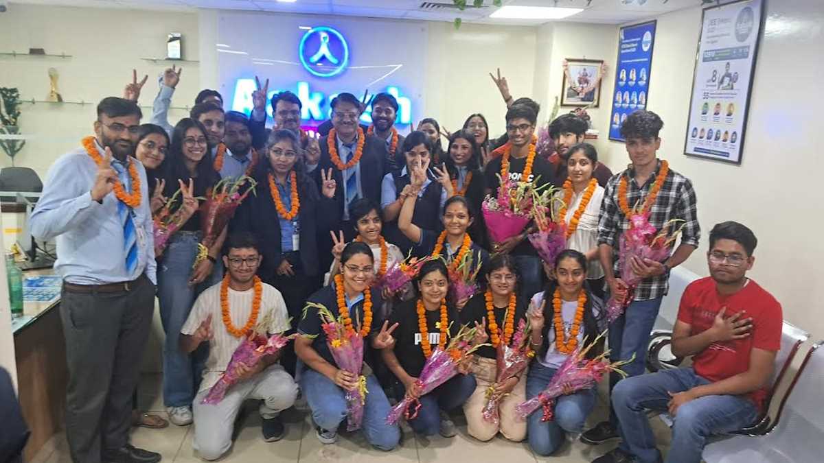 नीट परीक्षा में चयनित विद्यार्थियों को किया गया सम्मानित